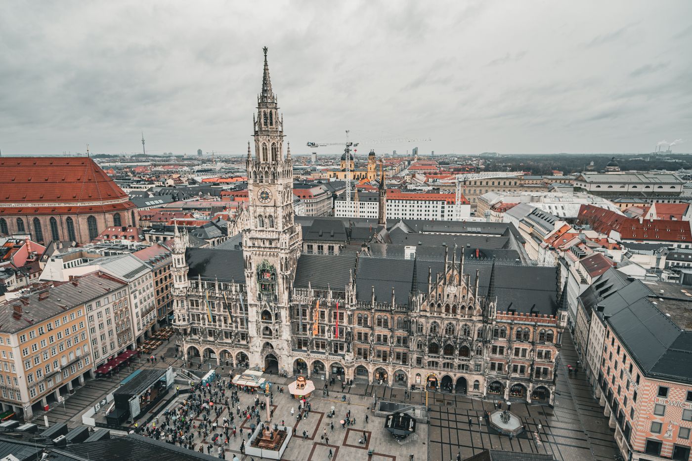 Blick über den Marienplatz und das Neue Rathaus in München
